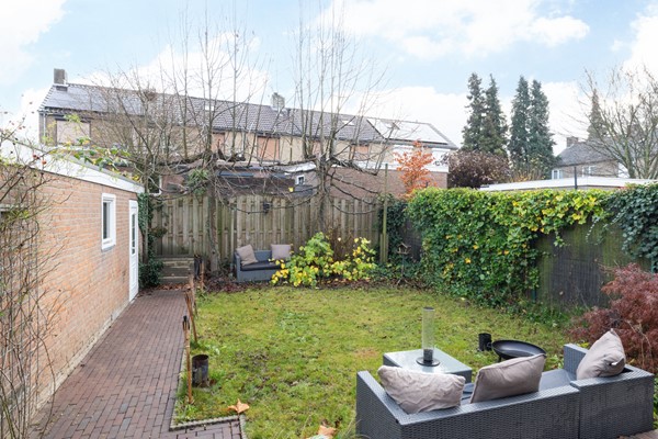 Foto - Verkocht onder voorbehoud: Rustig, aan verkeersluwe straat gelegen, goed onderhouden, half vrijstaande eengezinswoning met zolder, kelder, tuin, garage en
carport in Landgraaf